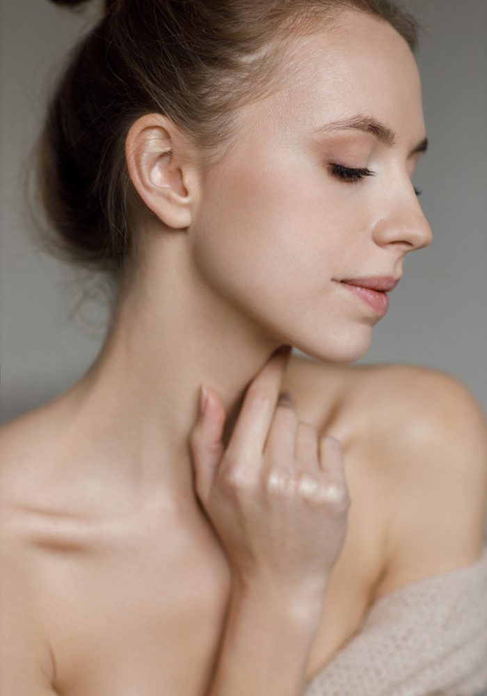 bastante mujer joven retrato interior